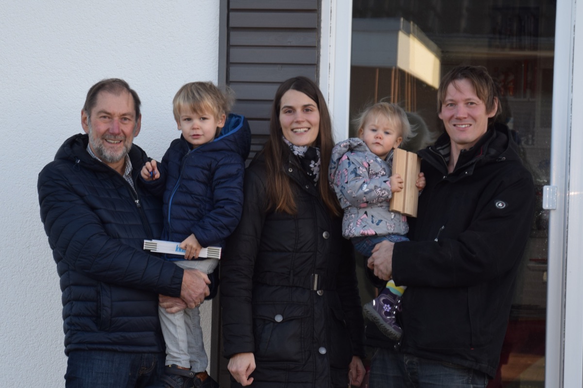 Familie Prang: rechts Thorsten Prang, mittig Martina Prang mit den Kindern, links Ulrich Prang